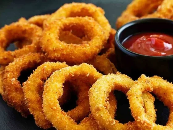 La receta de los aros de cebollas: crocantes y con un sabor ideal gracias a un ingrediente secreto