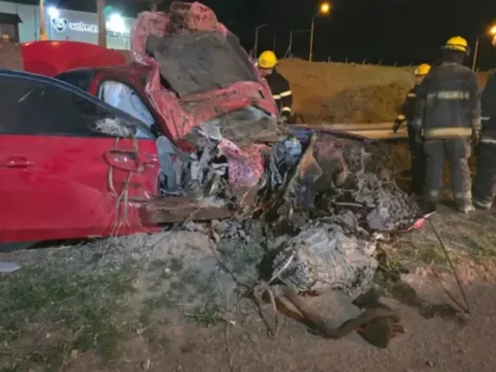 CHOQUE FATAL: un joven murió tras impactar con su auto contra un poste de luz en medio de la ruta