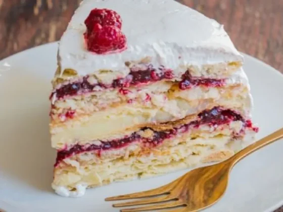 Torta de crema y frambuesa: con solo 3 huevos y estos ingredientes, prepará el postre más cremoso y exquisito