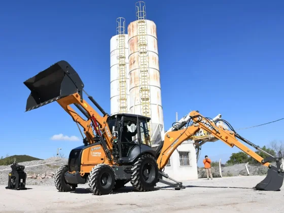 La Municipalidad de Salta incorporó una retropala 4×4 multiuso para Obras Públicas