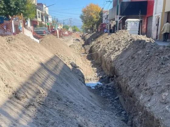 Ejecutan recambio de cañerías en la avenida San Martín al 1.000