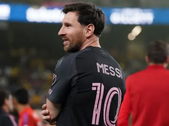Messi mostró sus nuevos botines y señaló a una joven promesa argentina como su heredero