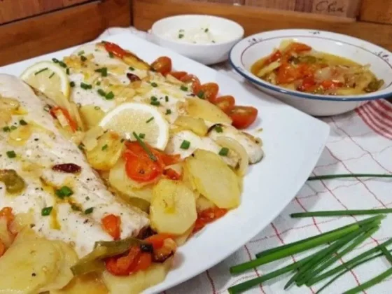 Merluza al horno con papas y pimientos, el plato más fácil de Vigilia