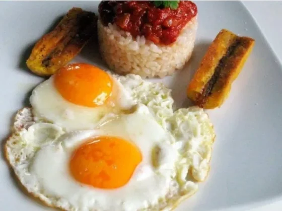 Arroz a la cubana, un clásico para disfrutar en casa