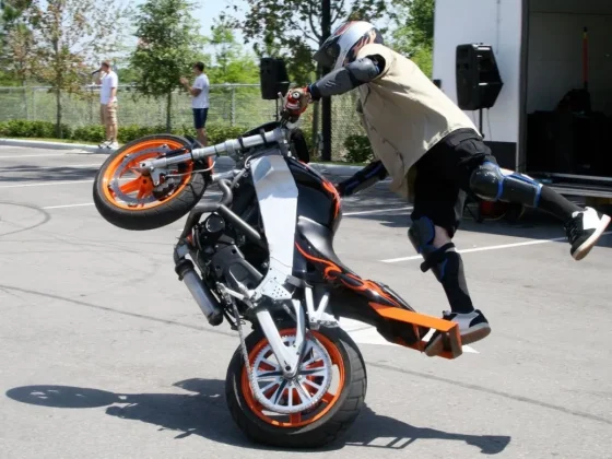 Preocupación por las acrobacias de motoqueros en las calles salteñas