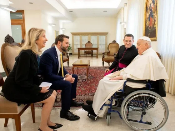 Luego de cuestionar la política migratoria de Trump, el Papa se reúne con el vicepresidente de EE.UU.