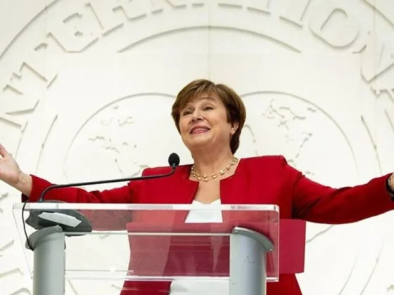 Georgieva reconoció que los argentinos guardan dólares "en el colchón"