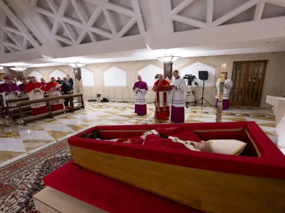 Los restos de Francisco son custodiados por guardias suizos en un velatorio privado con acceso restringido