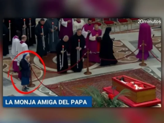 Quién es la monja que quebró el protocolo de seguridad en el velorio de Francisco