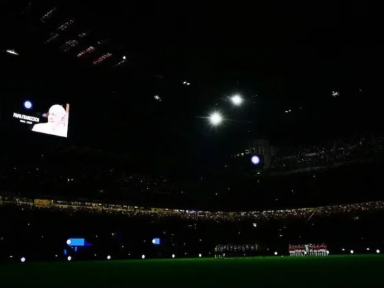 El Papa Francisco fue homenajeado en la semifinal de Copa Italia entre Inter y Milan