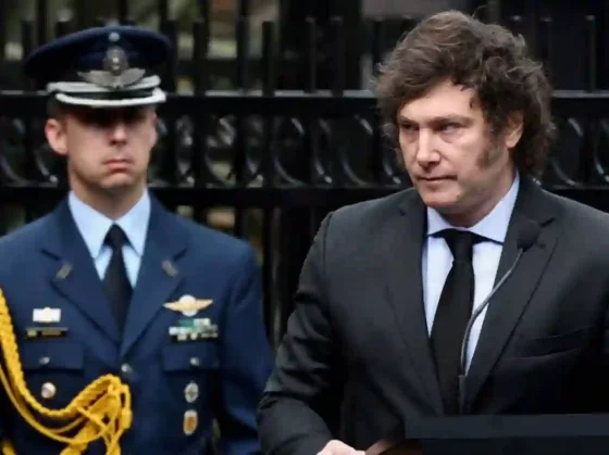Javier Milei y Adorni juntos en un evento, antes de su viaje al Vaticano