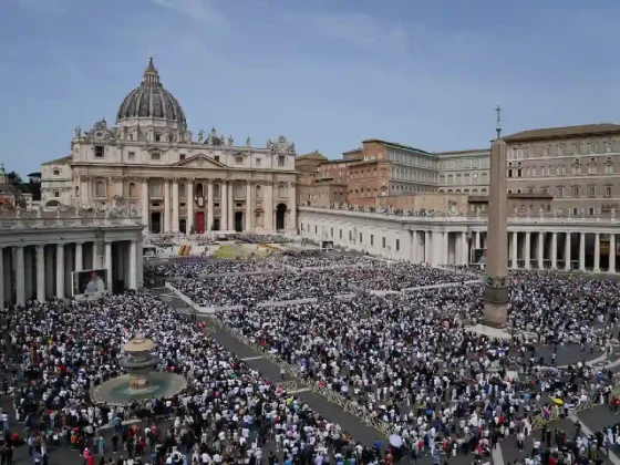 Más de 60 mil fieles ya ingresaron a la Basílica de San Pedro en el segundo día de despedida al papa Francisco