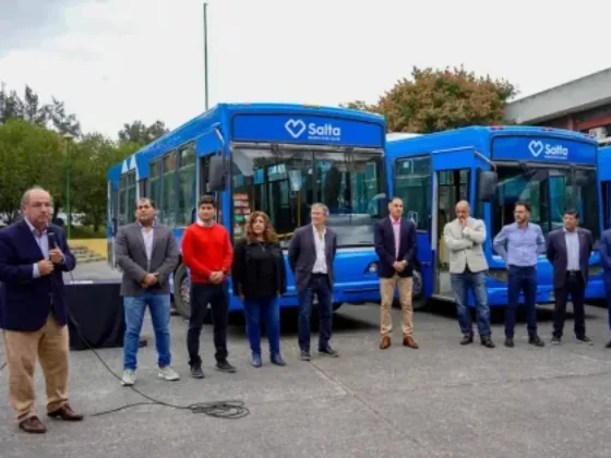 Se entregaron 21 colectivos para uso social a 18 municipios de la Provincia