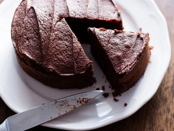 Con dos ingredientes, sin horno y sin harina: cómo preparar la mejor torta de chocolates