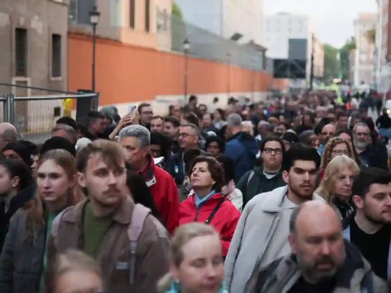 Multitudinaria despedida al Papa Francisco: más de 128 mil personas ya pasaron por la Basilica de San Pedro