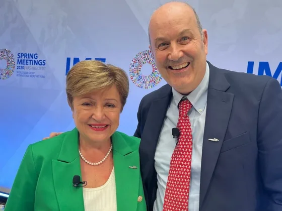 FMI y Argentina: el pin de Sturzenegger y la reunión crucial de Caputo