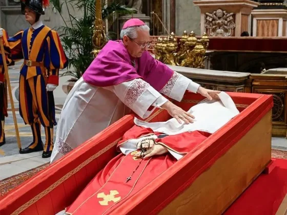 El último adiós: 250.000 fieles despidieron al Papa Francisco antes de cerrar el ataúd