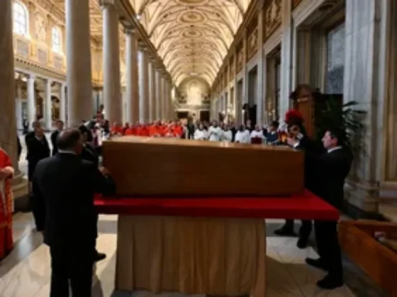 Tras un multitudinario funeral, el papa Francisco descansa en la basílica de Santa María la Mayor