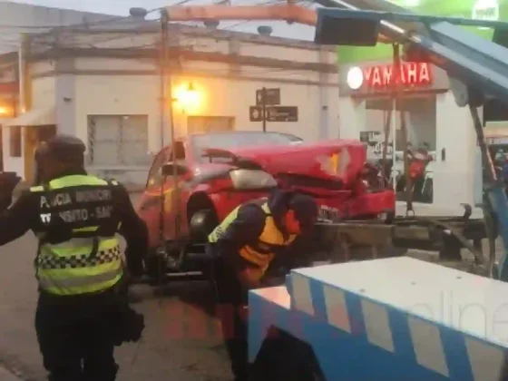 Taxista chocó contra un poste en el microcentro