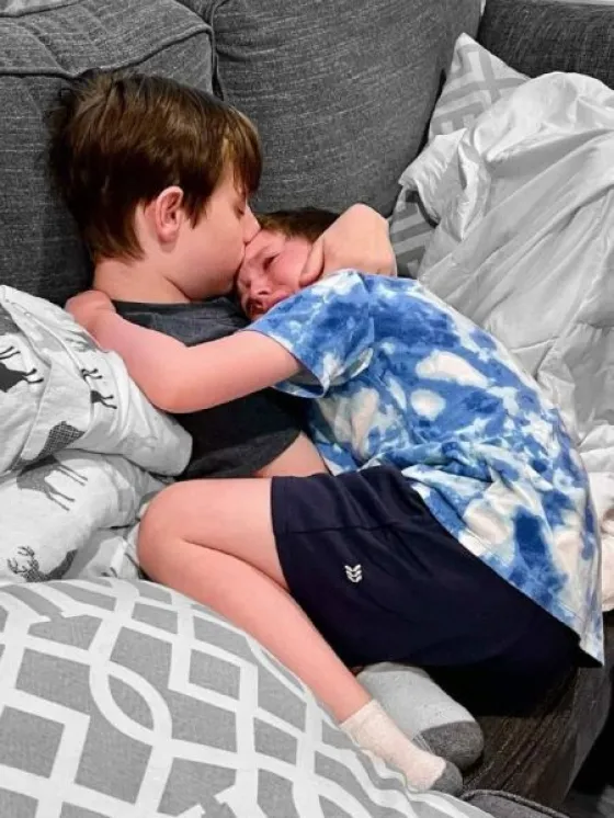 Tiene 15 años, sabe que morirá de cáncer y contuvo a su hermano: el abrazo que conmovió al mundo