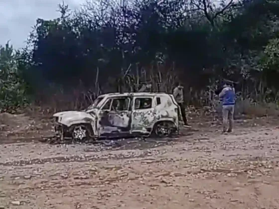 Horror y misterio: dos cuerpos calcinados encontrados en un vehículo incendiado