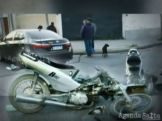 Salteño muy borracho partió su moto en dos, tras chocar contra un auto
