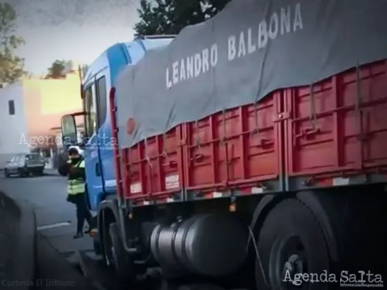 Villa San Antonio: Camionero se metió en contramano, se subió a la vereda, la reventó y quedó hundido