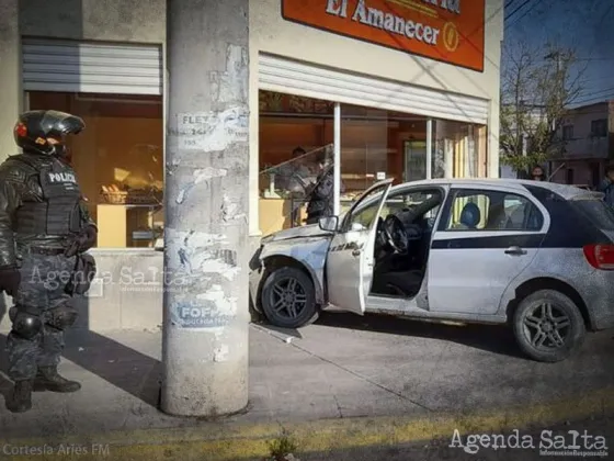 Brutal choque entre dos vehículos: uno se incrustó en un local comercial