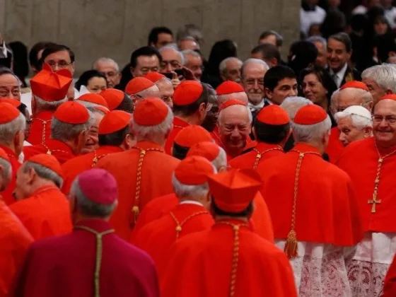 Escándalo sacude al Vaticano antes del cónclave