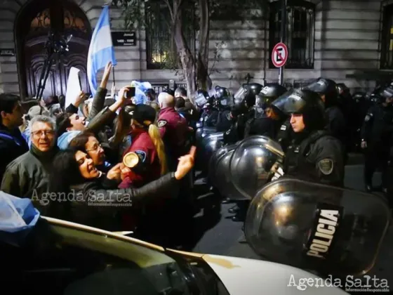 Tensión e incidentes frente a la casa de Cristina Kirchner: hay detenidos