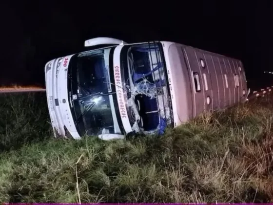 Brutal vuelco de un micro que iba a Retiro: 50 pasajeros resultaron heridos y tuvieron que ser trasladados
