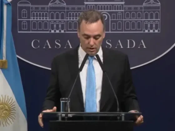El Gobierno anunció su reforma migratoria, que incluirá más requisitos para la residencia a extranjeros y deportación exprés