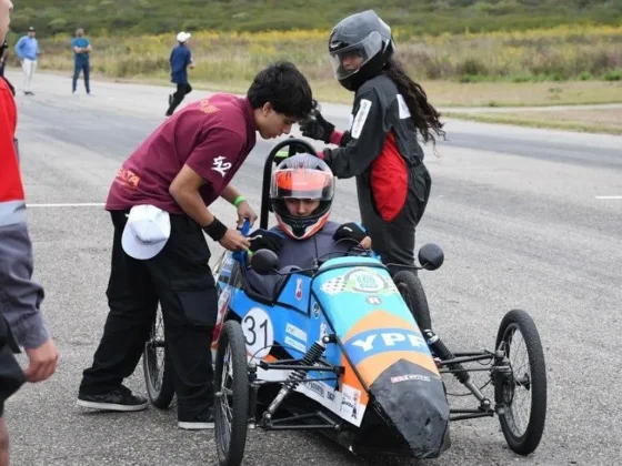 ECORACE 2025: estudiantes de la capital ganaron la competencia de autos eléctricos
