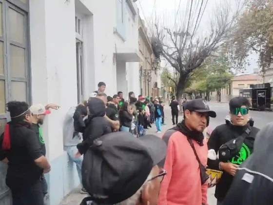 Tensión en Salta: militantes del PJ toman la sede tras intervención kirchnerista