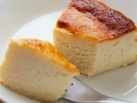 Sin harina y lleno de proteínas; cómo preparar un budín de manzana con 3 ingredientes