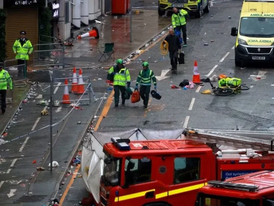 Un auto atropelló a hinchas del Liverpool que festejaban el título en la Premier League