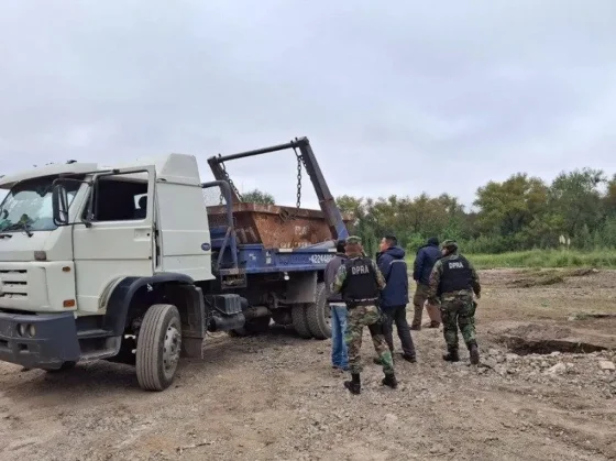 Sancionaron a una empresa por arrojar residuos en las márgenes del río Arenales