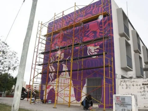 El municipio suma un nuevo mural que embellece al barrio El Huaico