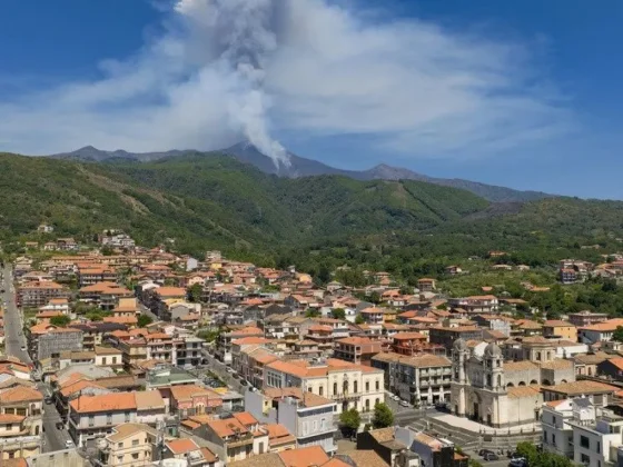Alarma por el volcán Etna que entró en erupción y expulsó una enorme nube de ceniza y gas