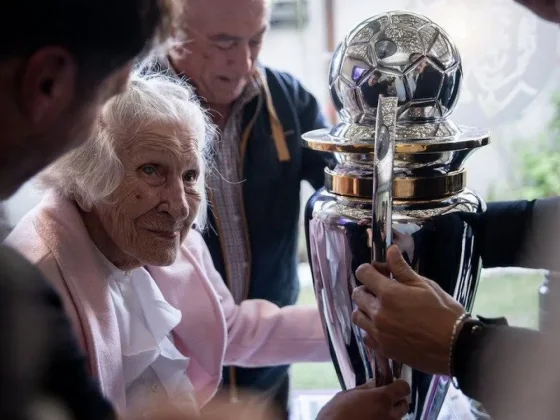 El plantel de Platense visitó a la abuela de 98 años que emocionó al mundo