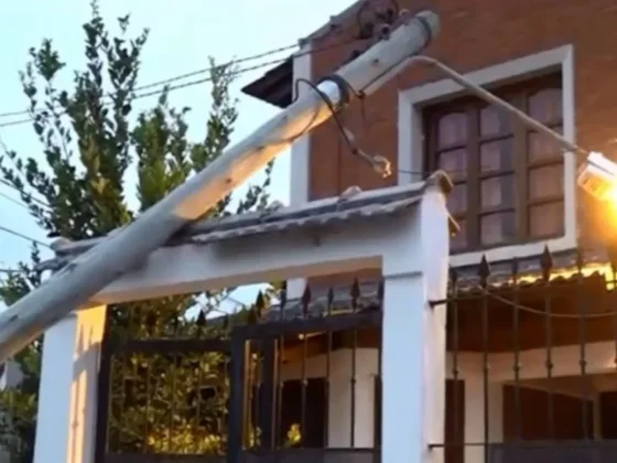 Susto en Los Castaños: un poste de luz se desplomó sobre una casa