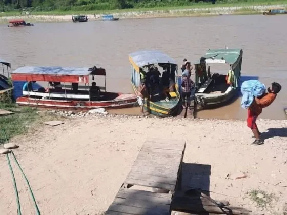 Tensión y caos en el puerto de Chalanas tras el cierre impuesto por Prefectura