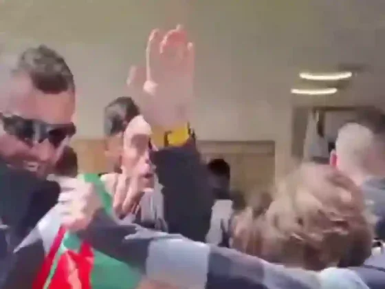 Tensión: Dos hombres portando la bandera Palestina intentaron atacar al presidente Javier Milei