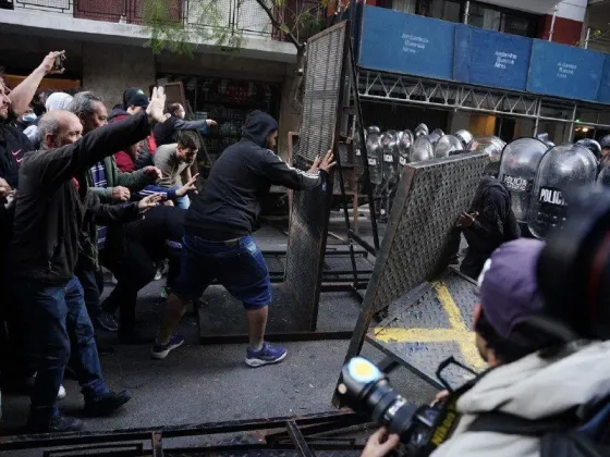 Cincos policías heridos y cuatro detenidos tras los incidentes en la casa de Cristina Kirchner