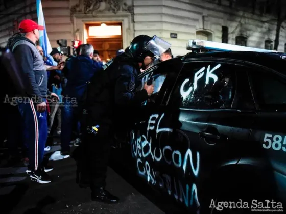 Anoche hubo disturbios en los alrededores de la casa de Cristina Kirchner (REUTERS/Mariana Nedelcu)