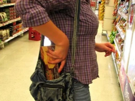 Detenida por sustraer mercadería desde un supermercado en compañía de una menor
