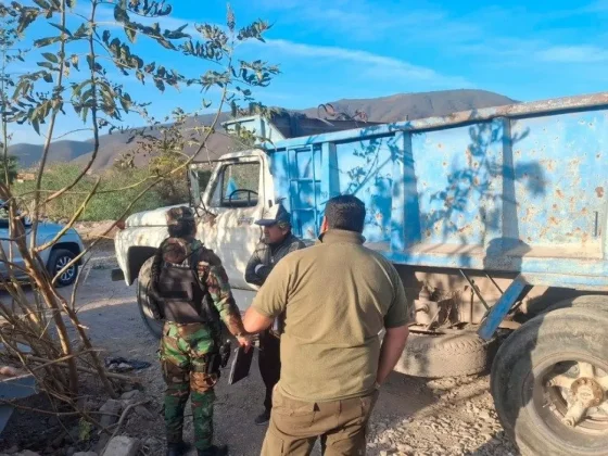 Secuestraron un vehículo y sancionaron al propietario por arrojar residuos en el río