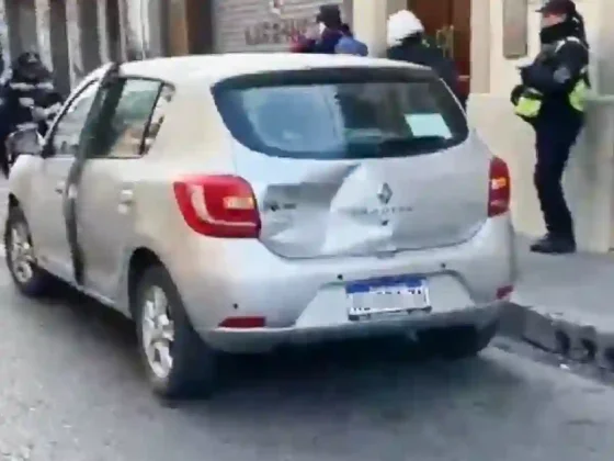 Grave accidente en el centro: Abrió la puerta de su auto sin mirar y un motociclista terminó en el hospital
