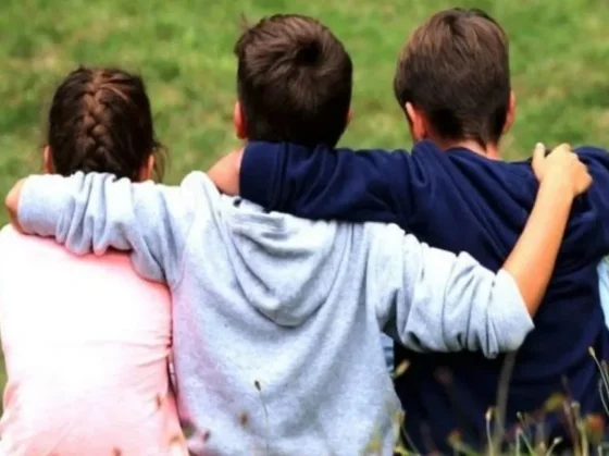 Tres hermanos salteños cumplen el sueño de crecer juntos en un hogar lleno de amor