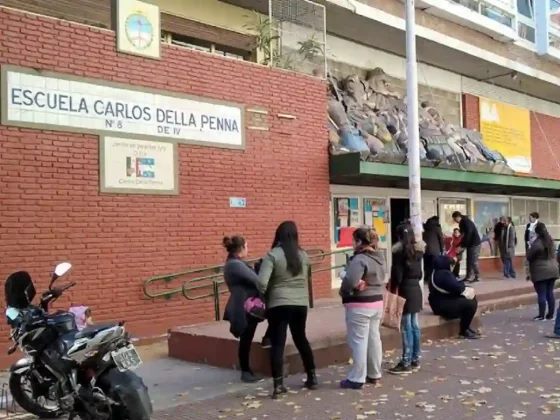 Violencia en la escuela: Detienen a madre y abuela de un alumno por clavarle una birome al director